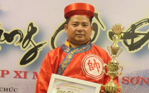 Tôn Thất Nhật Tân of Đà Nẵng and his 2017 Trạng Cờ Đất Việt trophy. — Photo vov.vn Read more at http://vietnamnews.vn/sports/416511/tan-wins-title-at-trang-co-dat-viet.html#0DR8xhpRsUrYuxwS.99