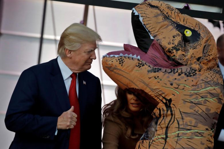 Tổng thống Donald Trump và Đệ nhất phu nhân Melania Trump xuất hiện bên trong Nhà Trắng ở thủ đô Washington dịp lễ hội ma Halloween.