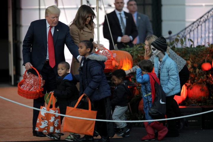 Vợ chồng Tổng thống Trump trao quà Halloween cho các cháu nhỏ tại khu vực South Portico của Nhà Trắng.