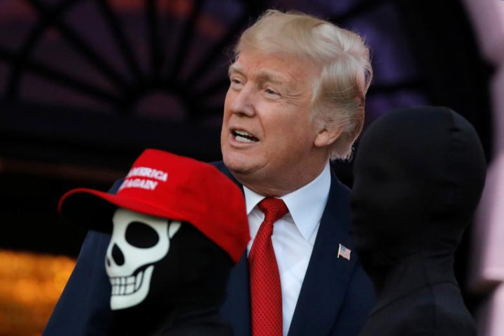 Tổng thống Mỹ Trump bên người hóa trang Halloween.