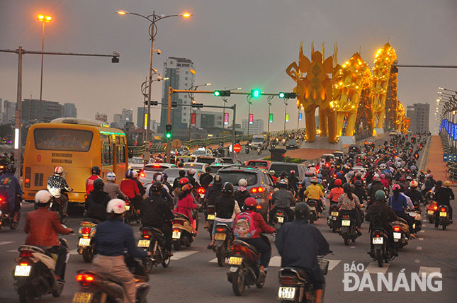 Heavy traffic at the western end of the Dragon Bridge