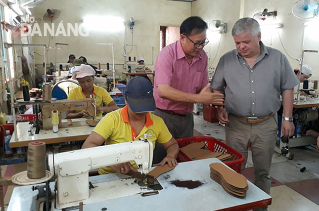 Hoạt động của doanh nghiệp nhỏ và vừa là vấn đề được quan tâm bàn thảo tại Hội nghị APEC Việt Nam 2017.  Trong ảnh: Công ty TNHH sản xuất và thương mại Hương Quế đón đoàn khách từ Đại sứ quán Nga tại Hà Nội đến tìm hiểu quy trình sản xuất sản phẩm lót giày Hương Quế.