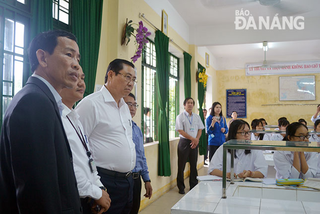 Chủ tịch UBND thành phố Huỳnh Đức Thơ kiểm tra cơ sở vật chất, trang thiết bị dạy học tại Trường THPT Nguyễn Trãi, quận Liên Chiểu. 