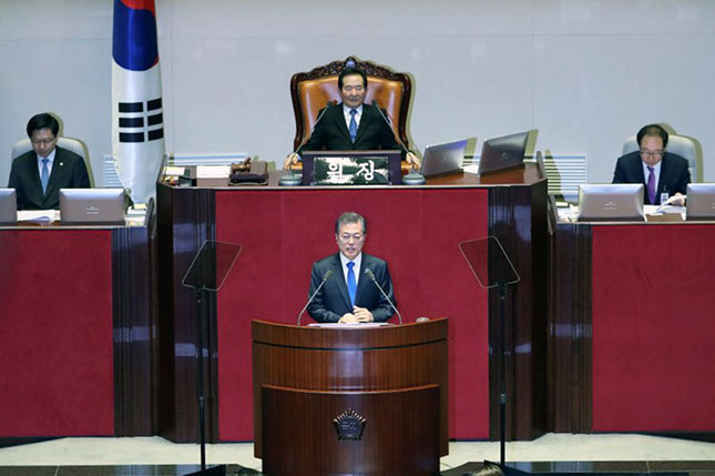 Tổng thống Hàn Quốc Moon Jae-in (giữa, hàng trước) phát biểu tại Quốc hội ngày 1-11.  Ảnh: Stars and Stripes 