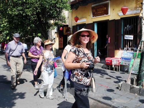 The flow of international tourist arrivals to Vietnam exceeded 1 million again in October. (Photo: VNA)