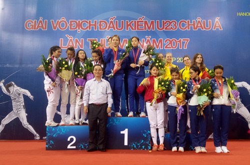 Athletes receive medals of the women’s epee team events at the Asian U23 Fencing Championships (Photo hanoimoi.com.vn)