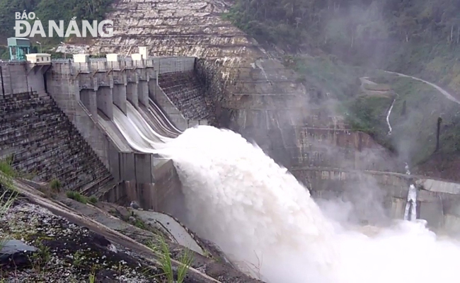 Thủy điện Sông Bung 4 xả lũ về sông Vu Gia từ chiều 2-11 với lưu lượng từ 150-550m3/s.  			Ảnh: HOÀNG HIỆP