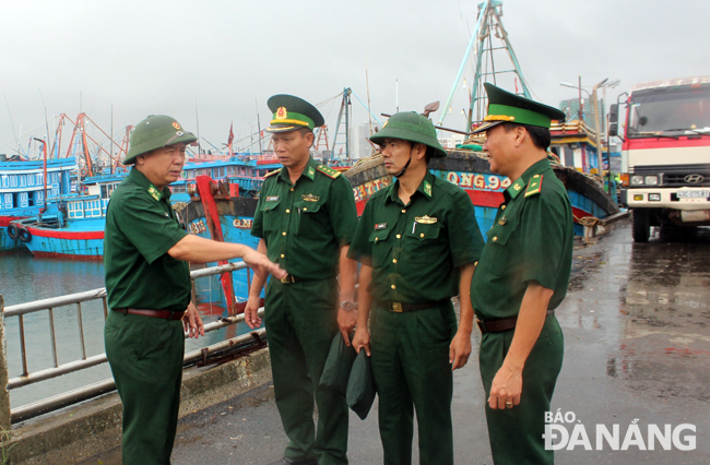 Đại tá Tôn Quốc Khánh (trái), Chỉ huy trưởng Bộ đội Biên phòng thành phố, chỉ đạo các đơn vị giúp dân neo đậu tàu thuyền về tránh bão và áp thấp nhiệt đới tại Âu thuyền Thọ Quang vào tháng 10 vừa qua.