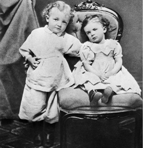 Lenin (bìa trái) hồi còn bé, bên em gái Olga ở quê mình vào năm 1874. Ông rất quý em gái của mình, người đã mất vào tháng 4/1917 do bệnh thương hàn. Ảnh: Tass.