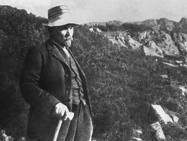Lenin dạo bộ ở vùng núi gần thị trấn Zakopane của Ba Lan vào năm 1913. Lenin đam mê nhiều môn thể thao và các hoạt động ngoài trời. Ảnh: Tass.