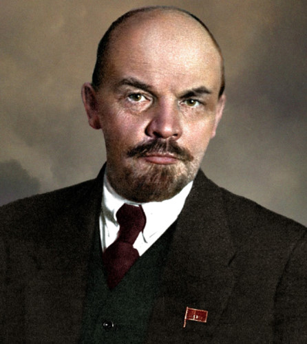 Sau Cách mạng tháng Hai (lật đổ chế độ quân chủ) vào năm 1917, Lenin chủ trương phải tiến hành tiếp Cách mạng XHCN để lật đổ giai cấp tư sản phản động. Ảnh: Defense of communism.