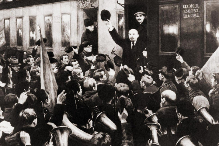 Từ Đức, Lenin về tới nhà ga Petrograd (nay là Saint Petersburg, Nga) vào tháng 4/1917 để chuẩn bị cho cuộc Cách mạng tháng Mười XHCN. Ông được nhân dân đón chào nhiệt liệt. Ảnh: Rex.