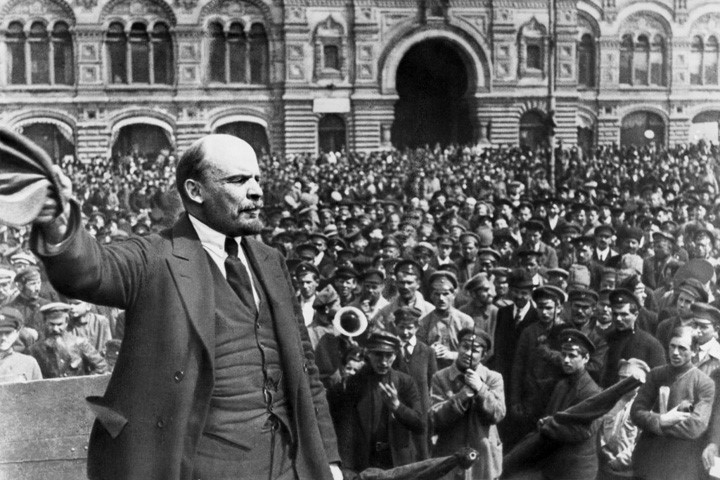 Lenin trong một lần diễn thuyết trước đông đảo quần chúng. Ông nổi tiếng về tài hùng biện và nhiệt huyết cách mạng. Ảnh: Acting man.