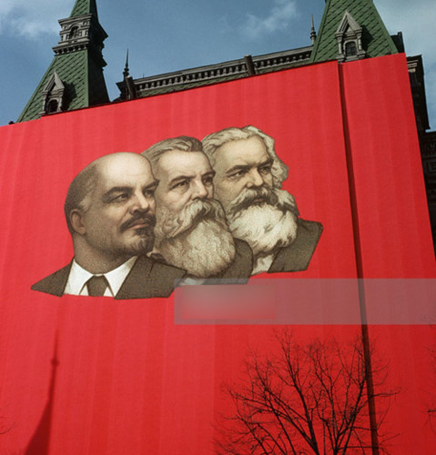 Vladimir Lenin đã kế thừa và bảo vệ tư tưởng của Karl Marx (bên phải) và Friedrich Engels (giữa), phát triển học thuyết Marx thành chủ nghĩa Marx-Lenin. Ảnh: Getty.