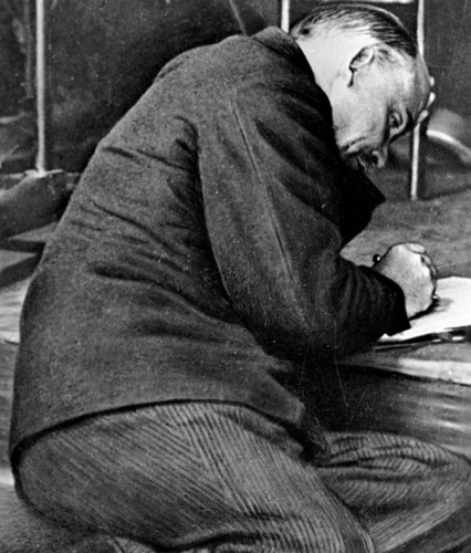 Lenin ghi chú trong Đại hội Quốc tế Cộng sản ở điện Kremlin vào ngày 7/7/1921. Ảnh: RIA.
