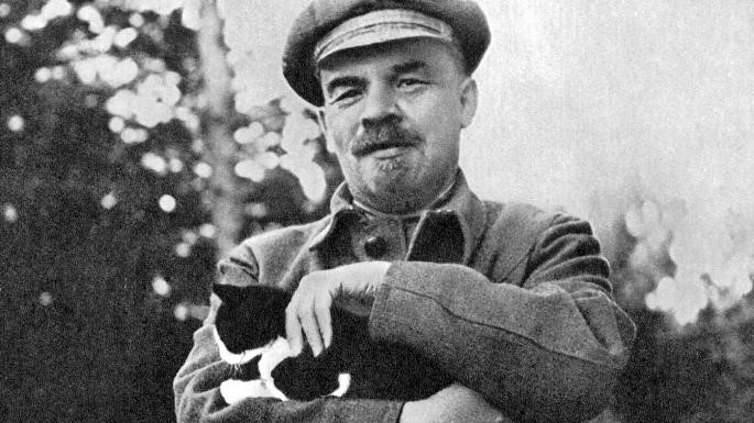 Sinh thời, Lenin rất yêu động vật. Trong ảnh, Lenin đang ôm một chú mèo khi ông đi dạo ở vùng nông thôn. Ảnh: The Times.