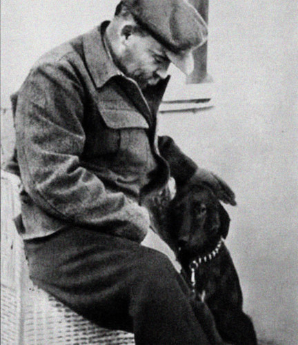 Lãnh tụ Lenin bên một chú chó tại nhà của nhà văn Maxim Gorky vào năm 1922. Ảnh: Mdf.