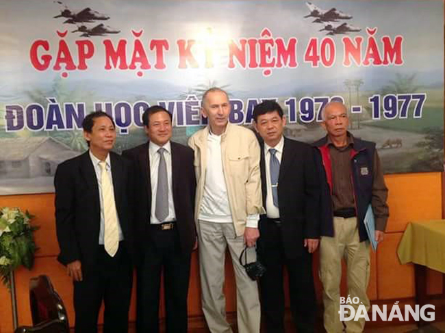 Thầy Iuri Leonhirep (giữa) với 4 phi công từ phải qua: Nịnh Minh Thế, Bùi Minh Tiến, Phương Minh Hòa và Phạm Đức Nam. (Ảnh chụp năm 2014, do nhân vật cung cấp)