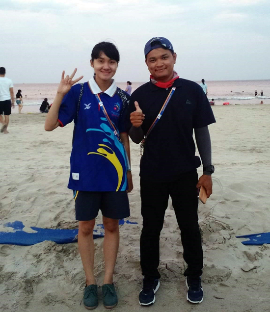 Trần Hồng Quyên (trái) tham gia tình nguyện viên Đại hội Thể thao bãi biển châu Á lần thứ 5 tại Đà Nẵng.
