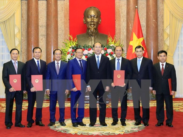 Chủ tịch nước Trần Đại Quang trao Quyết định phong hàm Đại sứ bậc I và Đại sứ bậc II cho các cán bộ công chức của Bộ Ngoại giao. (Ảnh: Nhan Sáng/TTXVN)