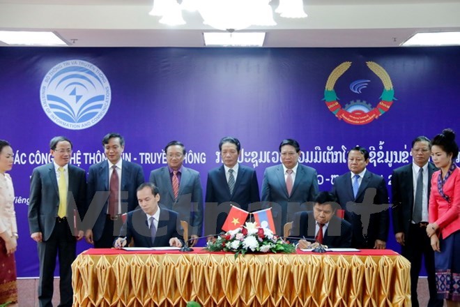 he signing of a cooperation deal between the Vietnam Academy of Post and Telecommunications and Laos’ University of Information Technology and Communications. (Photo: VNA)