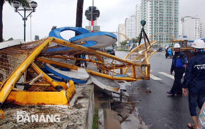 Lực lượng chức năng đang thu dọn cổ ... vụ APEC ở đường Võ Nguyên Giáp