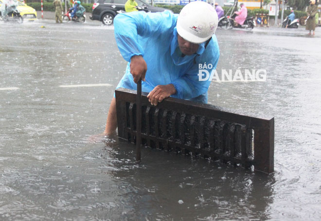 Công ty Thoát nước và Xử lý nước thải Đà Nẵng đã phân công 140 công nhân túc trực khơi thông thoát nước ở các điểm ngập khi xảy ra