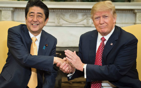 Thủ tướng Abe (trái) và Tổng thống Trump trong một lần gặp trước đây. Ảnh: NYMag.