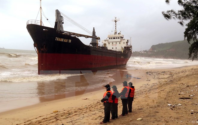 Tàu hàng bị sóng biển đánh trôi dạt vào bờ biển Quy Hòa, Quy Nhơn. (Ảnh: Nguyên Linh/TTXVN)