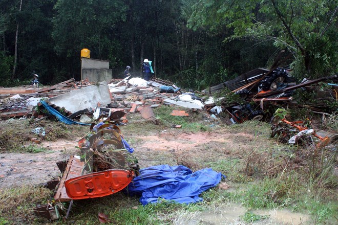 Căn nhà tại thôn Long Lanh, xã Đạ Chais, huyện Lạc Dương, Lâm Đồng, bị lũ cuốn đổ sập, đè chết 2 người phụ nữ. (Ảnh: Chu Quốc Hùng-Đặng Anh Tuấn/TTXVN)