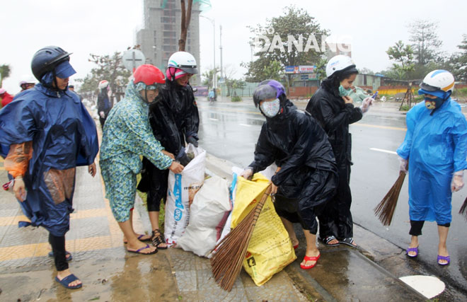 Lực lượng ra quân cũng mang sẵn nhiều bao sợi nilon để đựng rác.