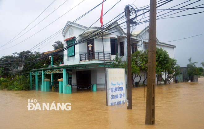 Nhiều nhà dân ở xã Hòa Nhơn đã bị ngập sâu trong lũ.