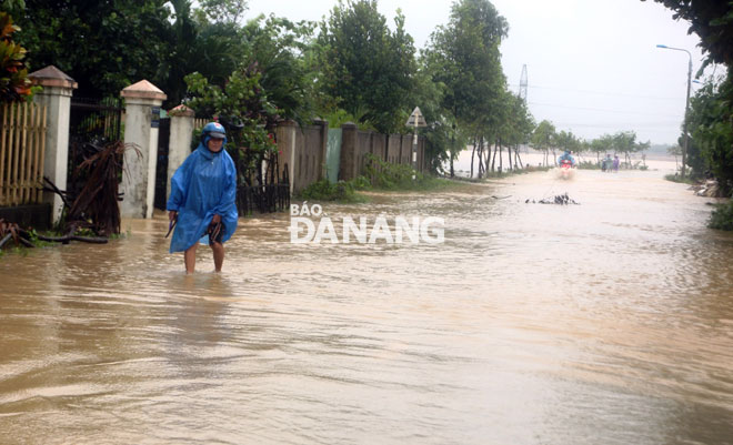 Lúc 11 giờ, gần như toàn tuyến đường ... âm huyện Hòa Vang đã bị ngập sâu.