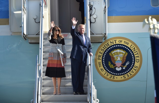 Tổng thống Trump và Đệ nhất Melania đáp chuyên cơ xuống căn cứ không quân Yokota.