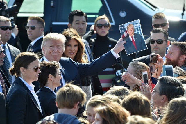 Hàng trăm binh sĩ và thân nhân của họ chào đón Tổng thống Trump và Đệ nhất phu nhân Melania.