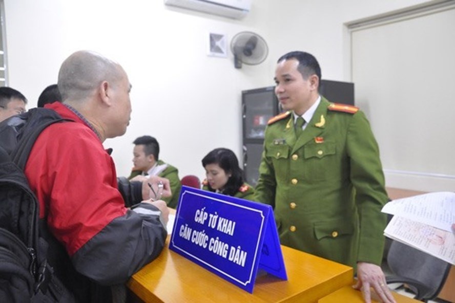 Người dân làm thẻ căn cước công dân ở Hà Nội.