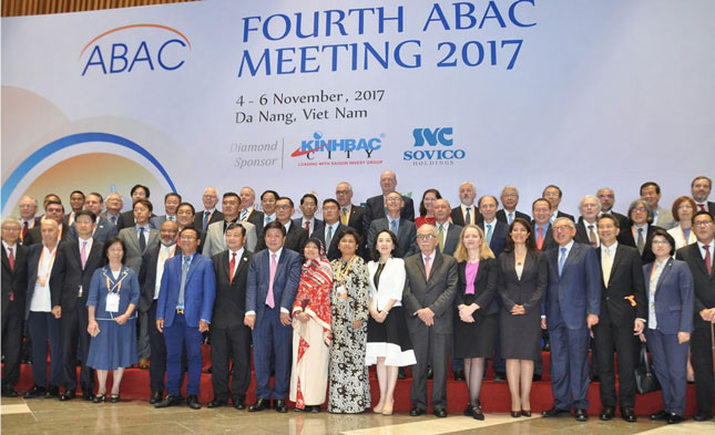 Các đại biểu tham dự kỳ họp Hội đồng tư vấn kinh doanh APEC chụp ảnh lưu niệm.  Ảnh: DUYÊN ANH