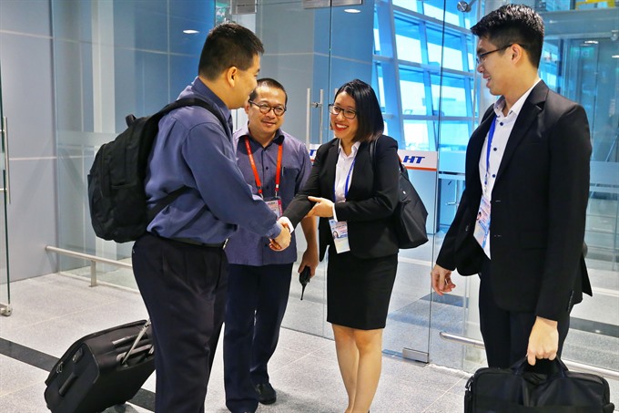 APEC delegates and visitors are welcomed by local volunteers and staff from the Ministry of Foreign Affairs. — VNA/VNS Photo Read more at http://vietnamnews.vn/society/416908/apec-delegates-arrive-at-da-nang-airport.html#x33flHgLpjTrrvCZ.99