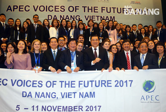 Chủ tịch UNBD thành phố Đà Nẵng Huỳnh Đức Thơ, Bí thư T,Ư Đoàn Nguyễn Long Hải cùng các đại biểu dự diễn đàn Diễn đàn tiếng nói tương lai APEC 2017. 
