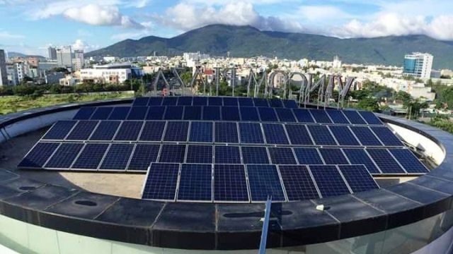 Solar panels installed on the rooftop of a local building (Photo: baotainguyenmoitruong.vn)