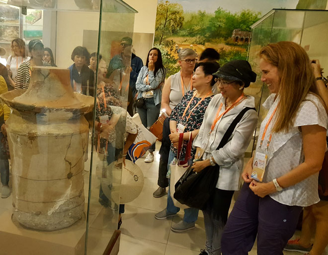 Đoàn Đại biểu tham quan Bảo tàng Đà Nẵng, bày tỏ sự thú vị với những hiện vật cổ trưng bày tại đây.  