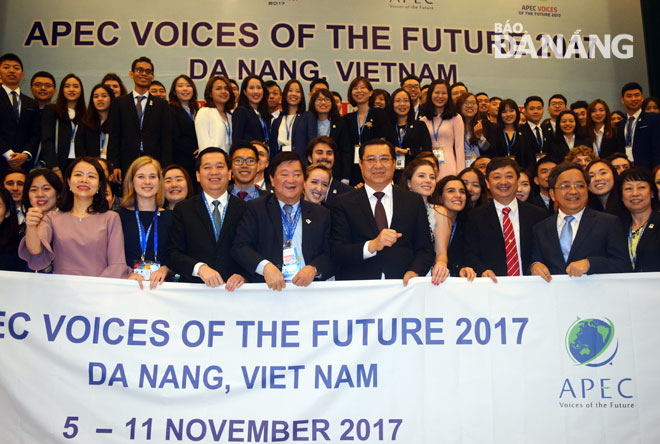 Chairman Tho (1st row, 4th right) and other participants at the launching ceremony of VOF 2017