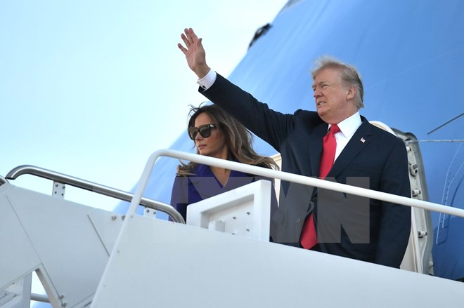 Tổng thống Hoa Kỳ Donald Trump (phải) và phu nhân Melania Trump đáp chuyến bay từ căn cứ không quân Andrews, bắt đầu công du châu Á, ngày 3/11. (Nguồn: AFP/ TTXVN)