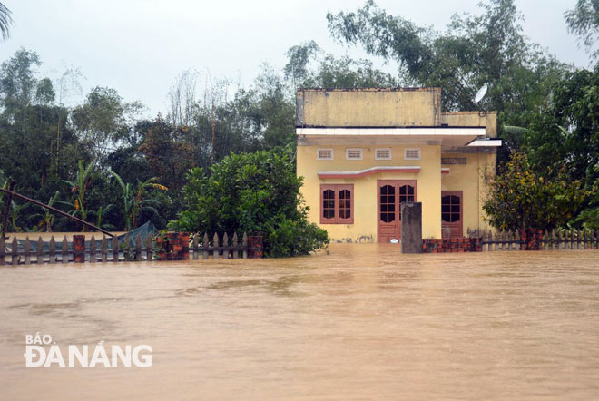 Nhiều nhà dân ở huyện Hòa Vang vẫn còn ngập sâu vì lũ rút chậm.