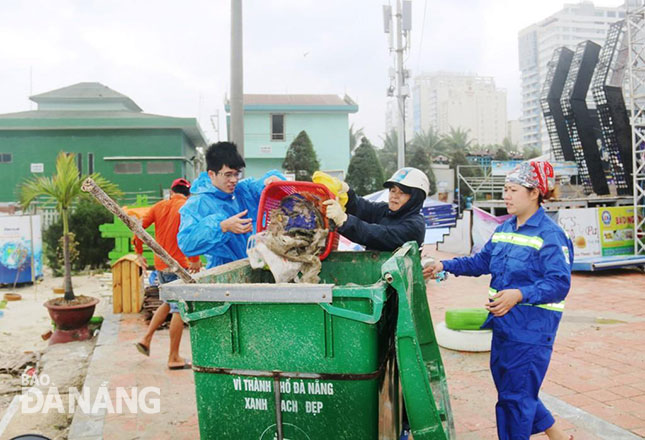 Rác được chuyển lên bờ để công nhân vệ sinh môi trường thu gom. (Ảnh chụp tại bãi biển Phạm Văn Đồng ngày 6-11)Ảnh: THANH TÌNH