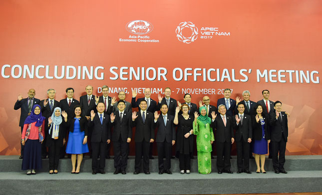 Quan chức cao cấp 21 nền kinh tế thành viên APEC chụp ảnh chung tại hội nghị tổng kết quan chức cao cấp APEC (CSOM).  						           Ảnh: ĐẶNG NỞ