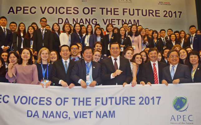 Chủ tịch UBND thành phố Huỳnh Đức Thơ, Bí thư Trung ương Đoàn Nguyễn Long Hải cùng các đại biểu dự Diễn đàn Tiếng nói tương lai APEC 2017.  											Ảnh: TRIỆU TÙNG