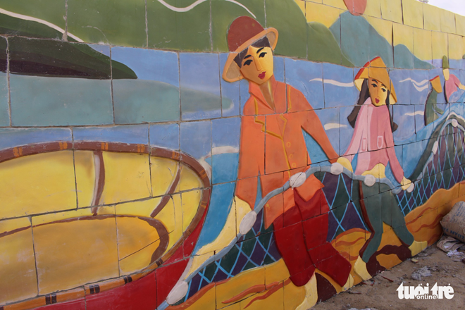 A photo of the sea dyke wall with ceramic mosaics (Photo: tuoitre.vn)