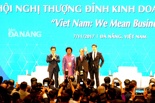 Thủ tướng Chính phủ Nguyễn Xuân Phúc cùng các đại biểu đồng chủ trì hội nghị chào đón gần 2.000 đại biểu tham dự hội nghị