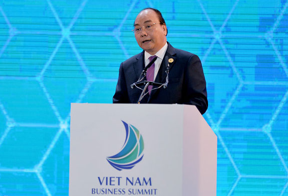 Thủ tướng Nguyễn Xuân Phúc phát biểu tại Hội nghị Doanh nhân Việt Nam 2017 sáng 7-11.